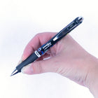 Pentel - EnerGel Motif de Graffiti Rétractable Stylo à Encre Gel - (0,7mm) Pointe en Métal - Encre Noir-L’encre gel liquide sèche très vite et ne laisse aucune tache ni bavure - les gauchers en raffoleront.