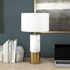 Hudson&Canal - Lampe de table Liana 61 cm de haut avec abat-jour en tissu - Marbre/laiton/blanc-La base est fabriquée en véritable marbre Arabescato et avec une finition en laiton fabriquée à la main, aucune pièce n'est identique