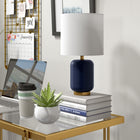 Hudson&Canal - Lampe de table en céramique Lambert (38 cm) avec abat-jour en tissu - Bleu marine mat/blanc-Une finition marine mate artisanale est appliquée sur la base ronde en céramique et en métal