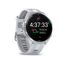 Garmin - Forerunner 965, lunette en titane avec boîtier Whitestone et bracelet en silicone Whitestone/gris poudre-ecran tactile AMOLED brillant avec commandes à boutons traditionnelles et lunette en titane leger