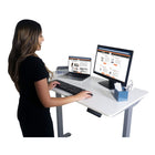 Victor - Bureau debout entierement electrique reglable en hauteur, 4' de large, blanc-Installez facilement un ou plusieurs moniteurs, clavier, souris, PC, telephone et papiers sur un même niveau