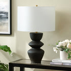Hudson&Canal - Lampe de table Cassian 63 cm de haut avec abat-jour en tissu - Noir mat/laiton/blanc-Une finition noire mate artisanale est appliquée sur la base en céramique