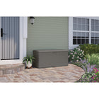 Suncast - Coffre de terrasse extra-large en osier de 134 gallons - couleur Stoney-La construction tous temps offre une résistance à l’eau et une protection contre les rayons UV.