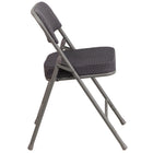 Chaise pliante Premium de la série HERCULES en métal et tissu gris à triple entretoise courbé et double charnière-Siège rembourré de 2,5 po d'épaisseur avec mousse CAL 117
