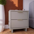 Manhattan Comfort - Table de nuit moderne Granville 18,11" à 2 tiroirs - gris clair-Comprend 2 tiroirs à extension totale avec tiroir supérieur conçu avec des lignes nervurées verticales en bois massif