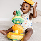 Melissa & Doug Jouet multisensoriel pour bébé à empiler en forme d'ananas-Le jouet pour bébé de 5 pièces comprend une base et un poteau recouverts de tissu avec un hochet, 2 anneaux compressibles (dont 1 qui se froisse), un anneau texturé en plastique et un surmatelas texturé avec des feuilles froissées et des rubans en tissu.