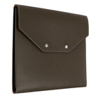Gry Mattr - Porte-documents en cuir végétalien de - 9,45 x 11 po - Brun-Deux pochettes intérieures pour téléphone, cartes, petits documents ou accessoires