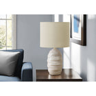 Monarch Specialties - Luminaire - 17 po H Lampe De Table - Céramique Ivoire - Abat-Jour Beige - Contemporain - Moderne-Complétée par un abat-jour en tissu tambour mélangé à du lin, cette lampe est conçue pour illuminer magnifiquement votre espace, offrant une ambiance chaleureuse lorsqu'elle est placée sur une table de bout ou d'appoint, une table de nuit ou une table console