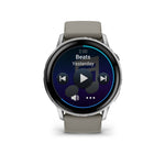 Garmin - Venu 4 – 45 mm, Argent avec bracelet en silicone gris argenté-état de santé (nouveau): Vérifiez si vos indicateurs de santé — tels que la fréquence cardiaque au repos, la variabilité de la fréquence cardiaque, la température de la peau et la saturation en oxygène pendant votre sommeil — s'écartent de votre plage habituelle, ce qui pourrait indiquer un stress supplémentaire sur votre corps. Ces changements pourraient être liés aux niveaux d'activité physique, à l'environnement, au stress, à la conso