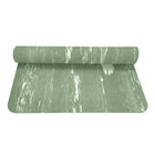 PurEarth - Tapis en caoutchouc naturel haute performance - Sauge-La conception à deux faces symbolise le flux de mouvement, tandis que sa surface à cellules fermées à haute densité empêche l'absorption d'humidité, gardant votre pratique hygiénique