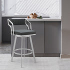 Armen Living - Capri Tabouret de Bar Moderne Pivotant de 66 cm de Hauteur de Comptoir en Métal et Similicuir Gris Ardoise-Le design unique des accoudoirs vous permet de rapprocher ce tabouret au plus près de votre comptoir de cuisine, îlot, bar ou table haute pour un confort optimal.

Sa fonction pivotante fluide à 360 degrés offre une mobilité maximale, vous permettant de vous engager facilement dans la conversation, quel que soit votre emplacement dans la cuisine ou l’espace bar.