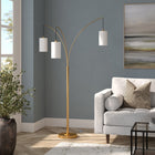 Hudson&Canal - Lampadaire torchère Aspen à 3 lumières avec abat-jour en tissu - Laiton/blanc-Une finition en laiton fabriquée à la main est appliquée à la base métallique réglable de nouveauté