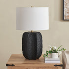 Hudson&Canal - Lampe de table haute Turbida 61 cm avec abat-jour en tissu - Noir mat/laiton/blanc-Une finition blanche mate artisanale est appliquée sur la base en céramique