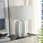 Hudson&Canal - Lampe de table haute Turbida 61 cm avec abat-jour en tissu - Blanc mat/laiton/blanc-Une finition blanche mate artisanale est appliquée sur la base en céramique