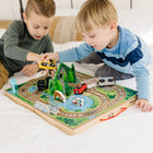 Melissa & Doug, Chemin de fer à emmener partout avec 17 pièces en bois, 3 trains, véhicule, pièces de jeu, pont -Comprend 4 véhicules en bois : 3 wagons de train et un véhicule de garde forestier