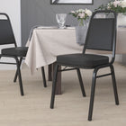 Flash Furniture – Chaise banquet empilable HERCULES à dossier trapèze, siège 2,5 po, noir avec vinyle noir (FDBHF1)-Capacité de poids de 500 lb