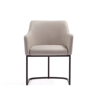 Manhattan Comfort - Chaise de salle à manger moderne Serena 23,03 po avec accoudoirs, revêtement en similicuir - gris clair-Fauteuil de salle à manger moderne pour salle à manger et usage de travail