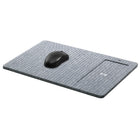 General Supply Goods + Co - Tapis de souris en tissu / suède avec chargeur Qi - Bleu Marin-La protection intégrée contre la surtension, la sous-tension, les courts-circuits et la surchauffe garantit une charge en toute sécurité.