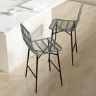 HOMCOM - Tabourets de bar hauteur comptoir en rotin avec dossier - gris charbon - paquet de 2-Le design sans accoudoirs permet un rangement facile sous les tables de bar 
