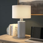 Hudson&Canal - Lampe de table Selina en céramique de 63 cm de haut avec abat-jour en tissu - Bleu fumé/blanc-Comprend un cordon transparent de 6 pieds avec interrupteur à prise rotative