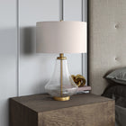 Hudson&Canal - Lampe de table Lagos de 58 cm de haut avec abat-jour en tissu - Verre grainé/laiton brossé/blanc-Le verre ensemencé fabriqué à la main et la finition en laiton brossé sont appliqués à la base en métal et en verre fantaisie