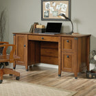 Sauder 59"W La Collection Carson Forge Bureau - Finition Washington Cherry-  Le tiroir inférieur sur glissières à extension complète peut contenir des fichiers suspendus de format Lettre ou Légal