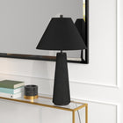 Hudson&Canal - Lampe de table monochrome Ingalls de 71 cm de haut avec abat-jour en tissu, - Noir mat/noir-Une finition noire mate artisanale est appliquée sur la base ronde en céramique