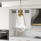 Hudson&Canal - Suspension Ambrose de 21 cm de large avec abat-jour en verre - Laiton/Transparent-Une finition en laiton fabriquée à la main est appliquée à la base en métal du globe