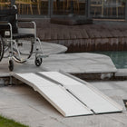 HOMCOM - Rampe d’accès pliante en aluminium texturé 6 pi pour fauteuil roulant, scooter, marches et escaliers - argent-Dotée de deux côtés hauts pour prévenir les chutes accidentelles 