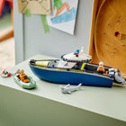 LEGO - City Police La poursuite en bateau de police-Accessoires pour figurines - Cet ensemble de construction pour enfants est livré avec des accessoires LEGO amusants, dont un rubis, des menottes, une lampe de poche, une chaîne et une bouée de sauvetage