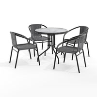 Table ronde en verre et en métal 28 po avec bordure en rotin gris et 4 chaises empilables en rotin gris (TLH-087RD-037GY4-GG)-Ensemble de table et chaises