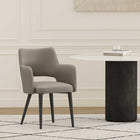 Manhattan Comfort - Chaise de salle à manger moderne Tremont 58 cm en similicuir avec accoudoirs - Taupe-Structure et pieds en acier noir entièrement soudés pour l’élégance et la durabilité