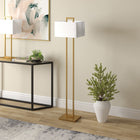 Hudson&Canal - Lampadaire Adair 68" avec abat-jour en tissu - Laiton/Blanc-Une finition en laiton brossé fabriquée à la main est appliquée à la base en métal du chandelier