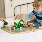 Melissa & Doug, Chemin de fer à emmener partout avec 17 pièces en bois, 3 trains, véhicule, pièces de jeu, pont -Un excellent cadeau pour les enfants d'âge préscolaire âgés de 3 à 6 ans, pour un jeu pratique et sans écran ; produit fabriqué avec des matériaux certifiés FSC qui soutiennent une foresterie responsable ; s'applique uniquement aux nouveaux stocks (FSC C156584)