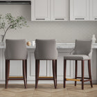 Manhattan Comfort - Tabouret de bar shubert moderne en similicuir 22,64", taupe foncé, lot de 3-Cadre en bois de hêtre massif avec une finition foncée riche - dispose d’une plaque de pied en métal doré
