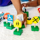 Melissa & Doug - Véhicules en bois et panneaux de signalisation de 15 pièces-Toutes les pièces sont rangées dans une boîte en bois compartimentée