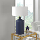 Hudson&Canal - Lampe de table Sloane en céramique de 74 cm de haut avec abat-jour en tissu - Bleu marine mat/blanc-Une finition marine mate artisanale est appliquée sur la base ronde en céramique