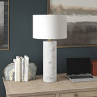 Hudson&Canal - Lampe de table Elise de 76 cm de haut avec abat-jour en tissu, - Marbre/laiton/blanc-La base est fabriquée en véritable marbre Arabescato, aucune pièce n'est identique