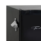 Frigidaire - Réfrigérateur bar rétro avec ouvre-bouteille sur le côté - 1,6 pi ca - Noir-La tablette en treillis métallique ajustable vous permet de personnaliser votre réfrigérateur pour répondre à vos besoins d’entreposage de nourriture