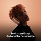 Apple - AirPods Max (USB-C) - Bleu-Expérience Magique - Pour jumeler les AirPods Max, il suffit de les approcher de votre appareil et d'appuyer sur Connexion. Dès que vous les enlevez, ils mettent votre contenu audio en pause. Et avec le basculement automatique, le son voyage en toute fluidité entre iPhone, iPad et Mac