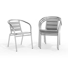 Chaise robuste empilable de restaurant pour intérieur et extérieur en aluminium à usage intensif avec dossier à trois lattes-Les renforts transversaux offrent une stabilité supplémentaire.