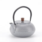 Minimal - Théière en fonte émaillée Minimal - Dot Gris - 0,6 L-La belle surface émaillée brillante ressemble à de la céramique