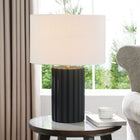 Hudson&Canal - Lampe de table haute Seren 23" avec abat-jour en tissu - Noir mat/laiton/blanc-Nettoyer avec un chiffon doux et sec, sans produits chimiques agressifs ni produits de nettoyage abrasifs