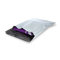 Eddie's Hang-Up Display - Sacs d'expédition en polyéthylène retournable - Blanc - 10 po l x 13 po H - 2.5 mil - Paquet de 50-Deux fermetures auto-obturantes. Il suffit de retirer la bande de protection pour exposer l'adhésif