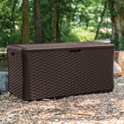 Suncast - Coffre de terrasse extra-large en osier de 134 gallons - couleur Java-Le couvercle verrouillable par cadenas avec loquet et fermeture à piston offre une solidité et une sécurité supérieures.