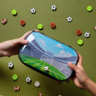 ZIPIT - Étui à crayons avec dessus transparent, thème soccer, trousse grande capacité pour garçons-Rangement spacieux: Parfaitement dimensionnée pour contenir jusqu’à soixante stylos et crayons, elle offre amplement d’espace pour les essentiels scolaires dans un format compact