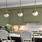 Hudson&Canal - Suspension Orb de 20 cm de large avec abat-jour en verre - Laiton/blanc lait-Nettoyer avec un chiffon doux et sec, sans produits chimiques agressifs ni produits de nettoyage abrasifs