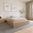 Nexera - Lit Plateforme double James en Chêne Blond Naturel -Fonctionnalité Pratique : Des bordures extra-larges offrant un style moderne et des espaces pratiques pour les livres ou les appareils