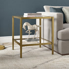 Hudson&Canal - Table d'appoint carrée Hera 50 cm de large avec étagère en verre - Laiton antique-Une finition artisanale est appliquée sur le cadre en acier