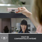 Logitech - Brio 500 Webcam HD avec Expo Auto, Cadrage Auto- Rose-Webcam avec clapet de confidentialite : Pour proteger votre vie privee entre deux reunions, faites simplement pivoter le clapet de confidentialite de la webcam pour en masquer completement la vue